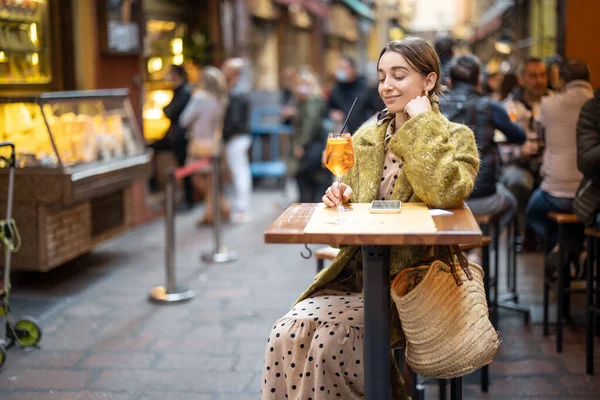 Nő koktéllal a szabadtéri bárban vagy étteremben Bologna városban — Stock Fotó