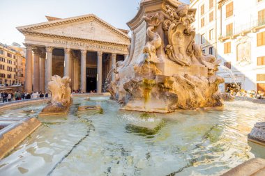Roma 'daki Roma tapınağındaki ünlü Pantheon' un sabah manzarası