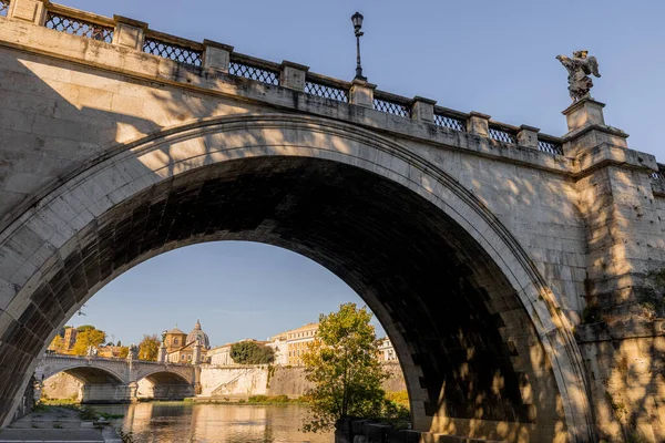 Landscape of Tiber river at sunny morning in Rome — Stock Photo, Image