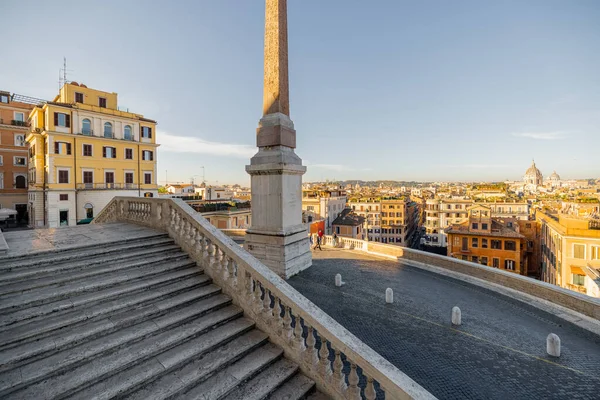스페인 계단 꼭대기에 있는 로마의 도시 경관 — 스톡 사진