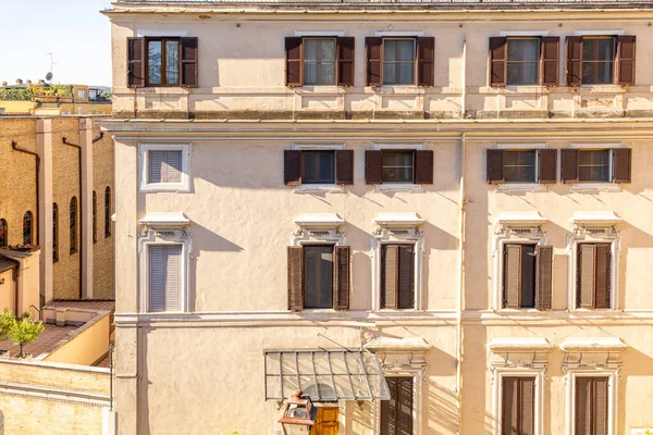 Framifrån på fasaden av okända bostadshus i Rom — Stockfoto