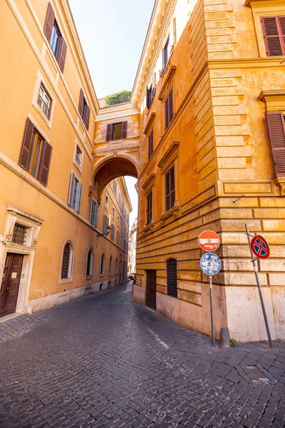 Rua estreita com belo arco no bairro residencial na cidade velha em Roma — Fotografia de Stock