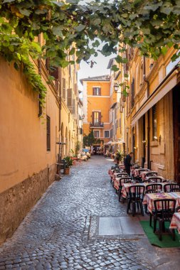 Roma 'da kafesi ve küçük dükkanları olan dar bir sokak.