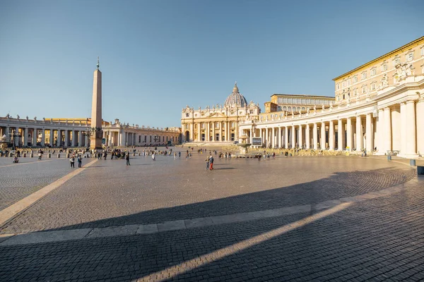 Plaza de San Pedro con Vaticano Obelisco e iglesia en el Vaticano — Foto de Stock
