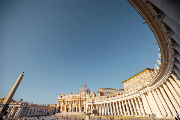 Plaza de San Pedro con Vaticano Obelisco e iglesia en el Vaticano — Foto de Stock