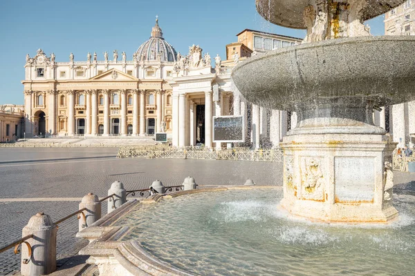 梵蒂冈圣彼得广场上的北喷泉 — 图库照片