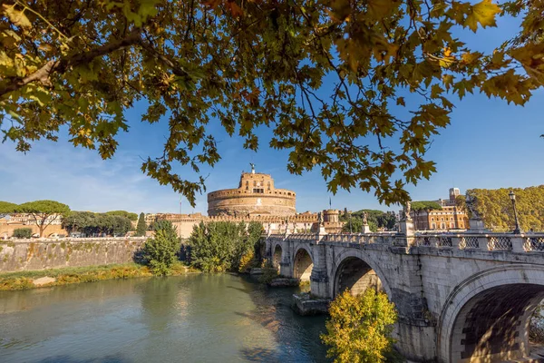 Paisagem do rio Tibre e castelo na manhã ensolarada em Roma — Fotografia de Stock