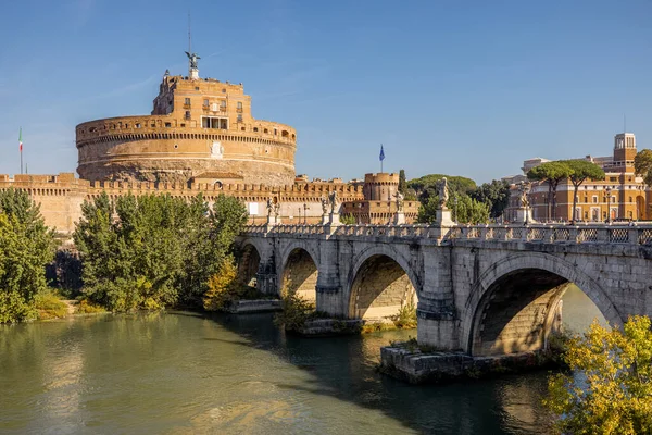 Paisagem do rio Tibre e castelo na manhã ensolarada em Roma — Fotografia de Stock