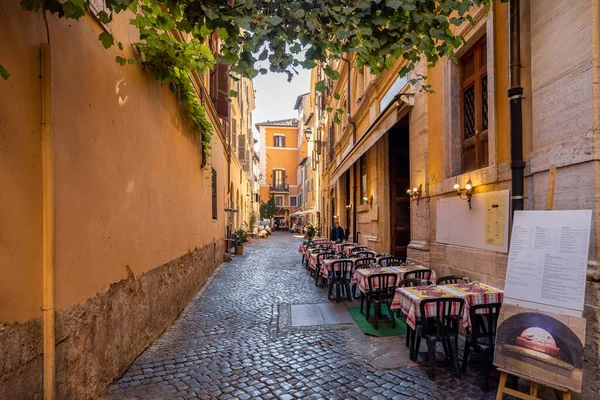 Roma 'da kafesi ve küçük dükkanları olan dar bir sokak.