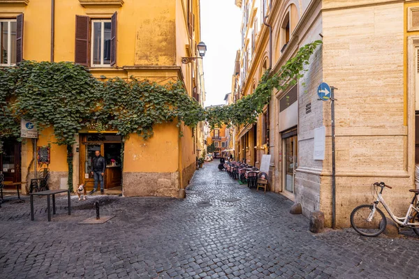 Smal gata med café och små butiker i Rom — Stockfoto