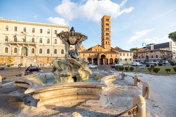 Fontanna Trytonów i kościół Santa Maria w Cosmedin w Rzymie — Zdjęcie stockowe