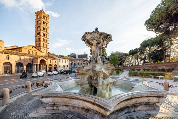 Fontanna Trytonów i kościół Santa Maria w Cosmedin w Rzymie — Zdjęcie stockowe