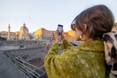 Roma 'da seyahat ederken Roma forumunun fotoğrafını çeken kadın.