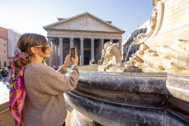 Roma'da seyahat kadın