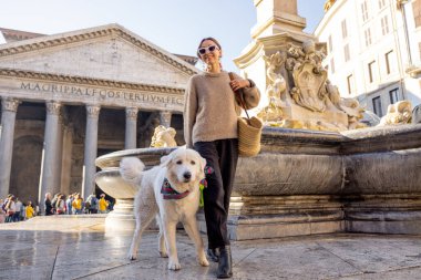 Roma 'da Panthenon yakınlarında köpeğiyle yürüyen bir kadın.