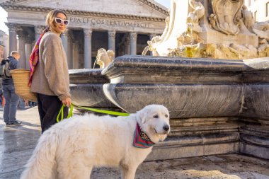 Roma 'da Panthenon yakınlarında köpeğiyle yürüyen bir kadın.