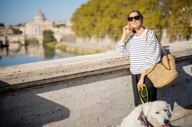 Roma 'da bir kadın köpekle yürüyor.