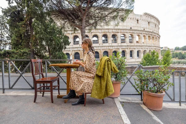 Donna al caffè all'aperto davanti al coliseum a Roma — Foto Stock