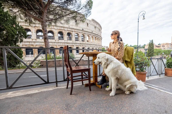 Donna con il suo cane al caffè all'aperto davanti al coliseum a Roma — Foto Stock