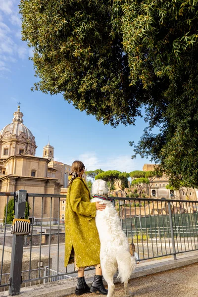 Mujer pasea con su perro en el centro de Roma — Foto de Stock