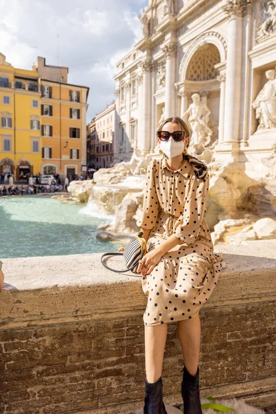 在罗马，戴着面具的女人正在参观著名的迪瓦西喷泉 — 图库照片