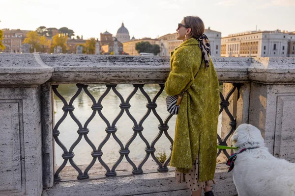 Γυναίκα με σκύλο απολαμβάνοντας θέα το πρωί της Ρώμης — Φωτογραφία Αρχείου