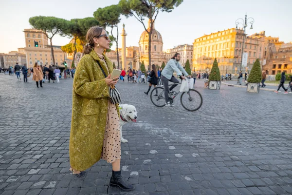 Γυναίκα περπατώντας με ένα σκυλί στο διάσημο κεντρικό δρόμο της Ρώμης — Φωτογραφία Αρχείου