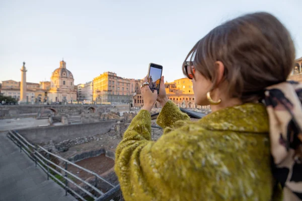 Donna che fotografa il foro romano, mentre viaggia a Roma — Foto Stock