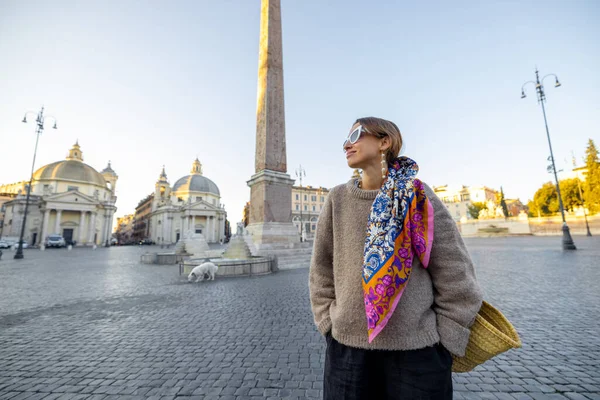 Γυναίκα περπατά στην Piazza del Popolo στην πόλη της Ρώμης το πρωί — Φωτογραφία Αρχείου
