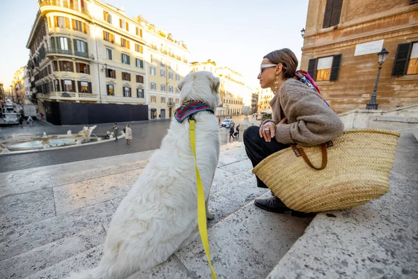 Γυναίκα με σκύλο σε διάσημα ισπανικά σκαλοπάτια στην πόλη της Ρώμης — Φωτογραφία Αρχείου