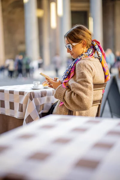 Vrouw in een café in de buurt van Panthenon tempel in Rome — Stockfoto