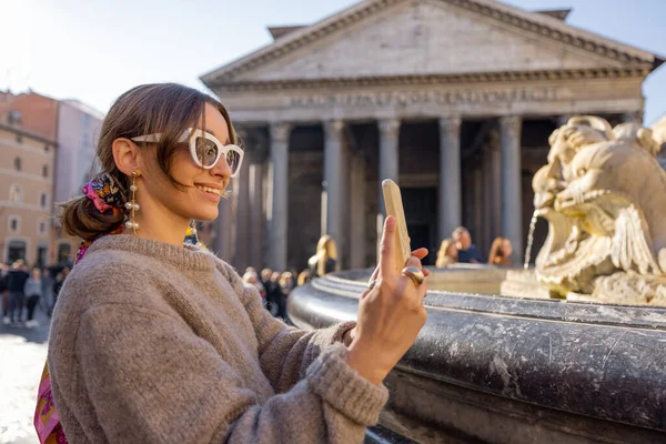 Mulher viajando em Roma — Fotografia de Stock