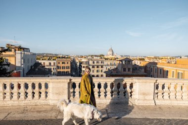 Roma 'da bir kadın köpekle yürüyor.