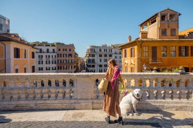 Roma 'da köpekle gezen bir kadın