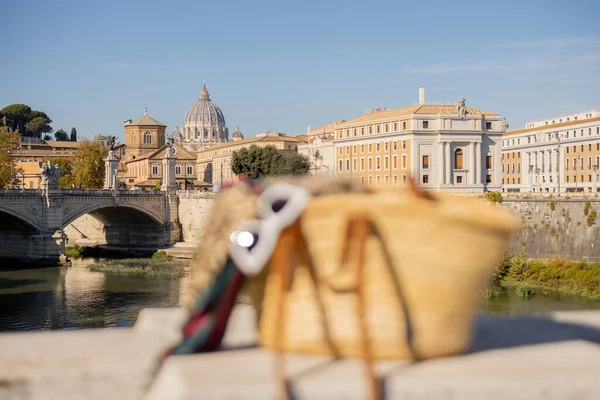 Bolso con gafas de sol y chal de pelo en el fondo de la ciudad de Roma — Foto de Stock