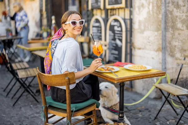 Mujer comiendo pasta italiana en un restaurante en la calle de Roma —  Fotos de Stock