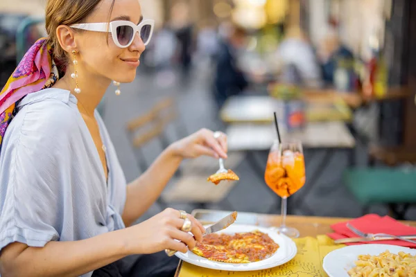 Roma caddesindeki restoranda İtalyan makarnası yiyen bir kadın. — Stok fotoğraf