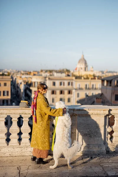 Mujer con perro disfruta de hermoso paisaje urbano de la antigua ciudad de Roma — Foto de Stock