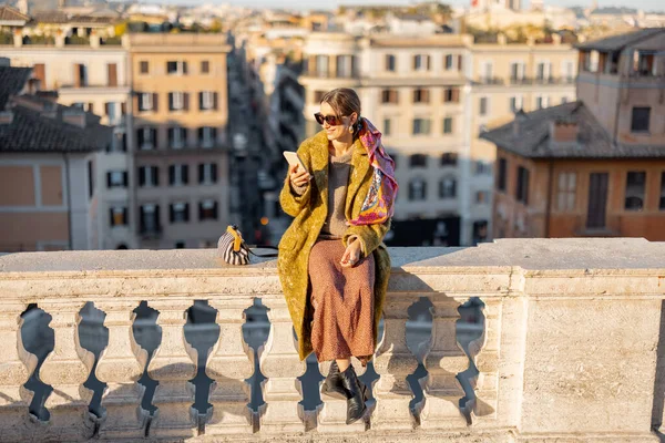 Mulher desfrutando bela paisagem urbana da manhã de Roma — Fotografia de Stock