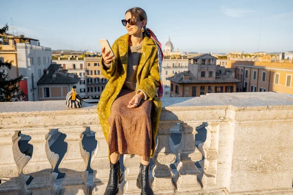 Donna godendo bellissimo paesaggio urbano del mattino di Roma — Foto Stock