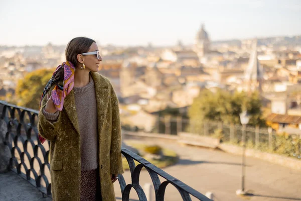 ローマの美しい朝の街並みを楽しむ女性 — ストック写真