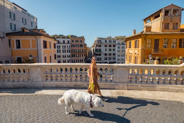 Donna in viaggio con cane a Roma — Foto Stock