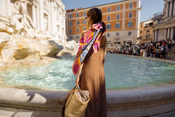 Mulher visitando a famosa fonte di Trevi em Roma — Fotografia de Stock