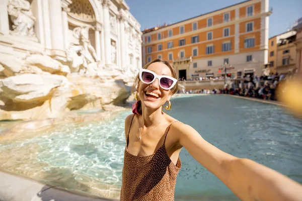 Frau besucht berühmten Trevi-Brunnen in Rom — Stockfoto