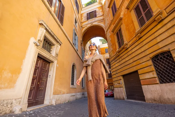 Женщина ходит по узкой старой улице Рима — стоковое фото