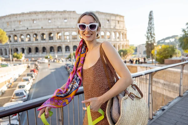 Kvinna nära Colosseum i Rom — Stockfoto