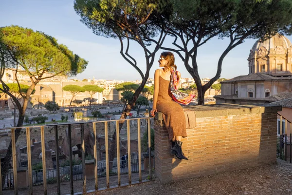 Donna che gode di una splendida vista dall'alto sul centro storico di Roma — Foto Stock
