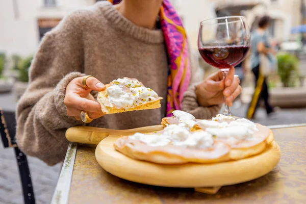 Frau isst Pizza in italienischem Restaurant im Freien — Stockfoto