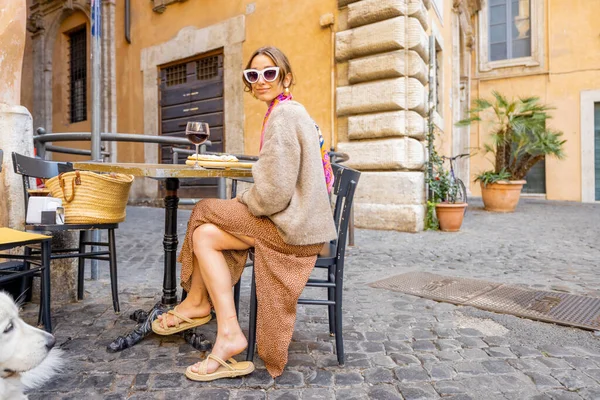 Mulher comendo pizza no restaurante italiano ao ar livre — Fotografia de Stock