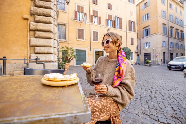 Mulher comendo pizza no restaurante italiano ao ar livre — Fotografia de Stock